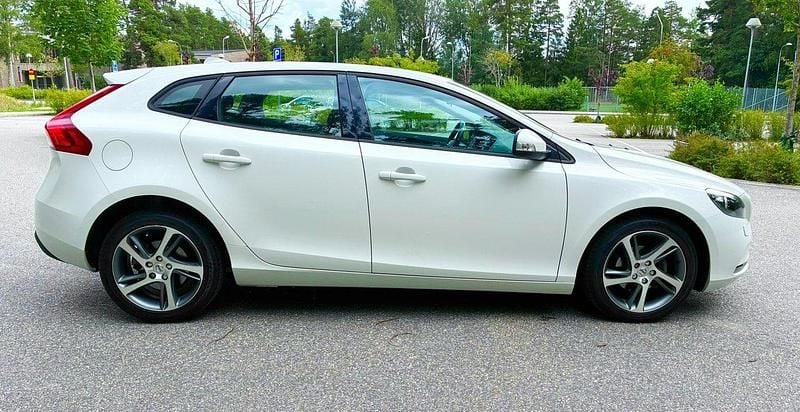 Vit Begagnad 2017 Volvo V40 Kombi | 175 000 kr (Lite dyr) - Bild 1/4