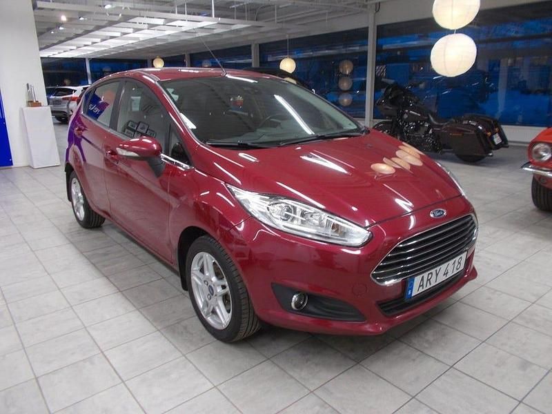 Begagnad Ford Fiesta Titanium 101 HK (74 kW) 2014 Röd (hot magenta met) Halvkombi