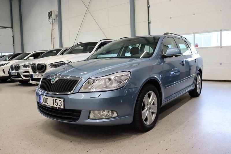 Ljusgrå Begagnad 2011 Skoda Octavia Elegance Kombi | 99 900 kr (Marknadspris) - Bild 1/4