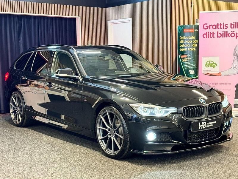 Svart Begagnad 2017 BMW 320 M Sport Kombi | 194 900 kr (Marknadspris) - Bild 1/4