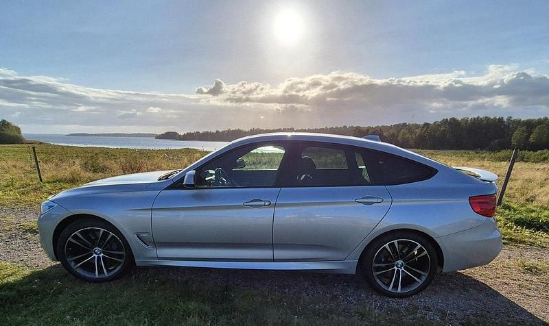 Silver Begagnad 2016 BMW 330 Gran Turismo M Sport Halvkombi | 199 000 kr (Bra pris) - Bild 1/4