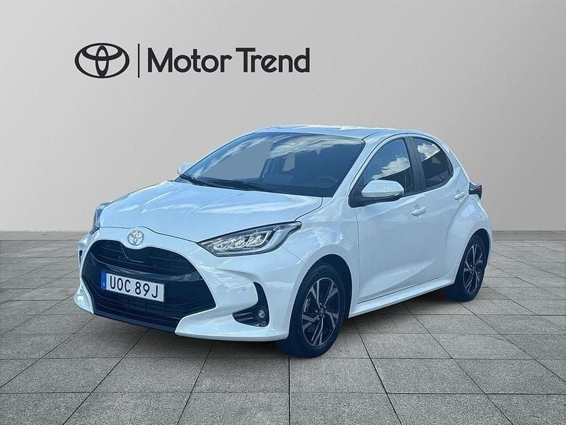 Vit Ny 2025 Toyota Yaris Hybrid Active Halvkombi | 279 000 kr (Marknadspris) - Bild 1/4