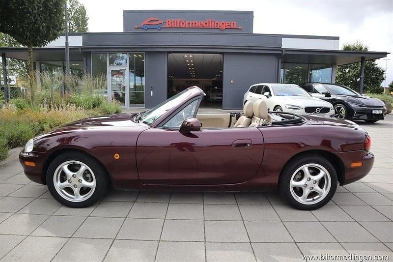 Mörkröd Begagnad 2000 Mazda MX5 Cab | 79 900 kr (Marknadspris) - Bild 1/4