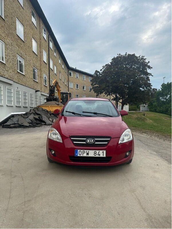 Röd Begagnad 2007 Kia Ceed 4 Halvkombi | 43 000 kr (Bra pris) - Bild 1/4