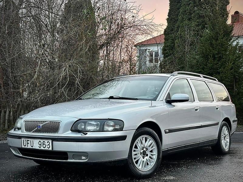 Silver metallic Begagnad 2004 Volvo V70 Kombi | 19 900 kr (Marknadspris) - Bild 1/4