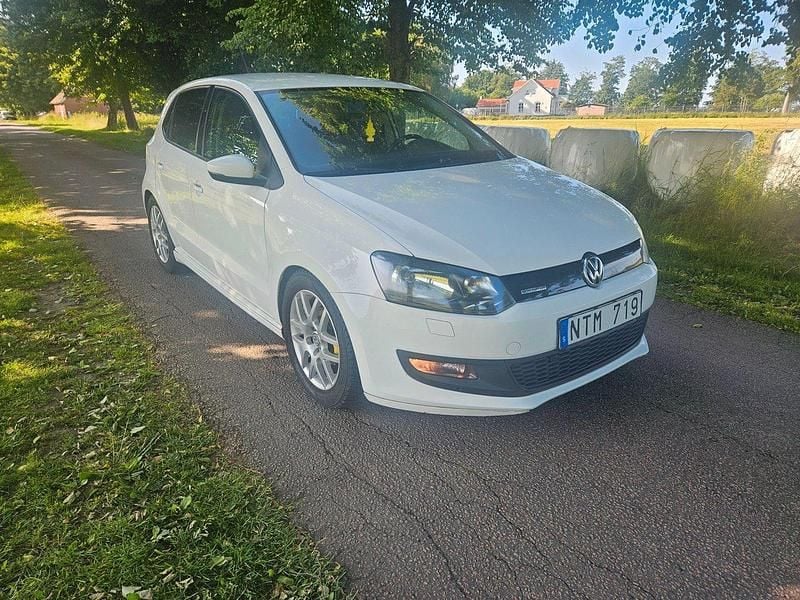 Vit Begagnad 2011 VW Polo Halvkombi | 64 999 kr (Marknadspris) - Bild 1/4