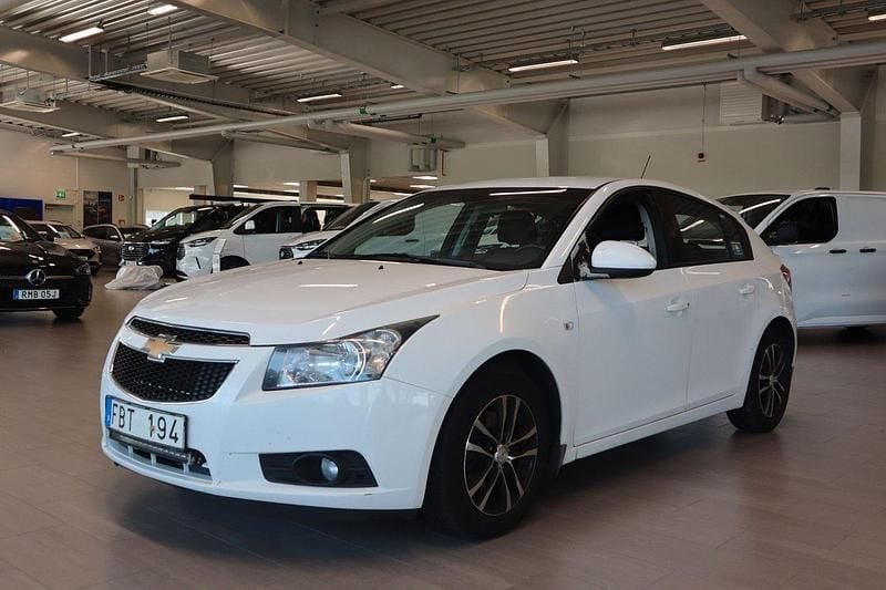 Vit Begagnad 2012 Chevrolet Cruze Halvkombi | 29 900 kr (Marknadspris) - Bild 1/4