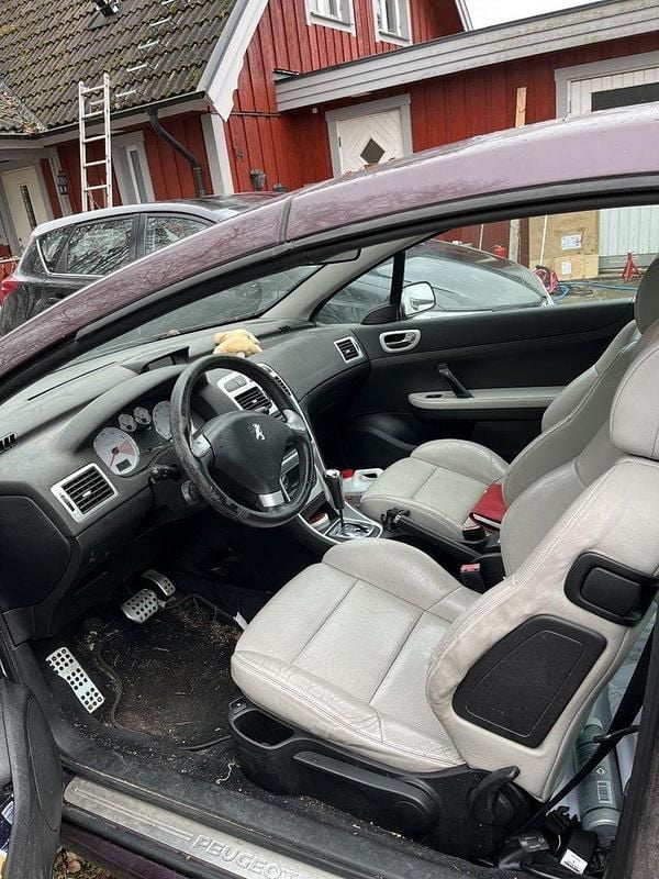 Röd Begagnad 2004 Peugeot 307 CC Cab | 35 000 kr (Marknadspris) - Bild 1/4