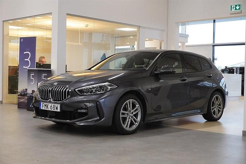 Mineralgrå metallic Begagnad 2020 BMW 118 M Sport Halvkombi | 259 800 kr (Dyr) - Bild 1/4