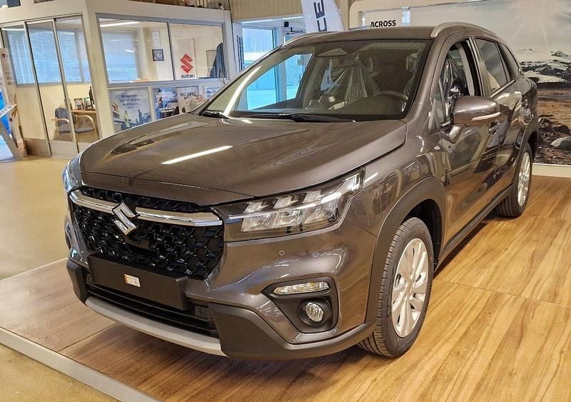 Grå Ny 2025 Suzuki SX4 S-Cross Kombi | 341 800 kr (Dyr) - Bild 1/4
