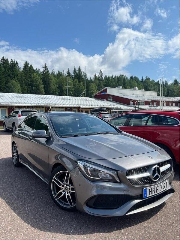 Grå Begagnad 2018 Mercedes CLA200 Shooting Brake AMG Kombi | 195 000 kr (Marknadspris) - Bild 1/4