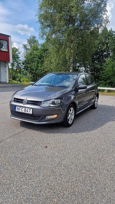 Grå Begagnad 2013 VW Polo Halvkombi | 41 900 kr (Bra pris) - Bild 1/4