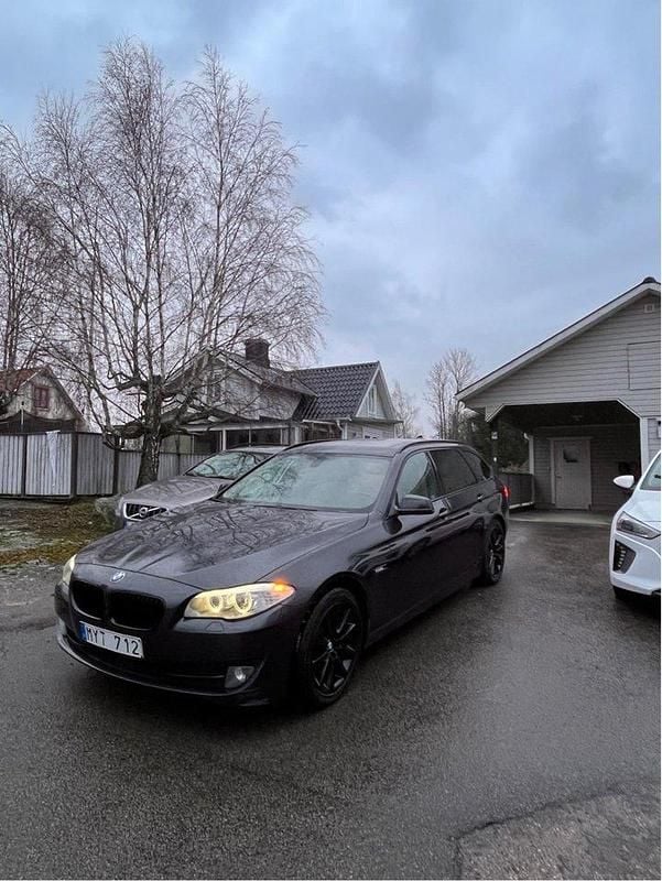 Grå Begagnad 2013 BMW 520 Kombi | 104 000 kr (Bra pris) - Bild 1/4