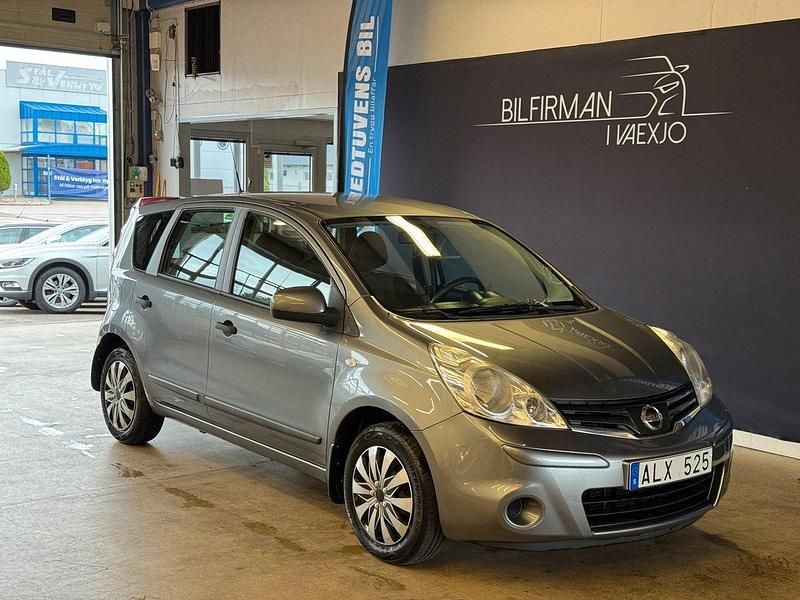 Grå Begagnad 2011 Nissan Note Minibuss | 39 900 kr (Marknadspris) - Bild 1/4