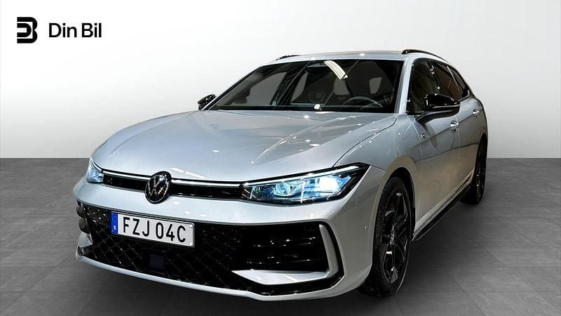 Silver Begagnad 2024 VW Passat R-line Kombi | 424 500 kr (Bra pris) - Bild 1/4