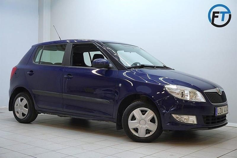Blå Begagnad 2012 Skoda Fabia Ambiente Halvkombi | 44 800 kr (Marknadspris) - Bild 1/4
