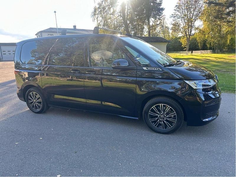 Svart Begagnad 2024 VW Multivan Life Van | 589 000 kr - Bild 1/4