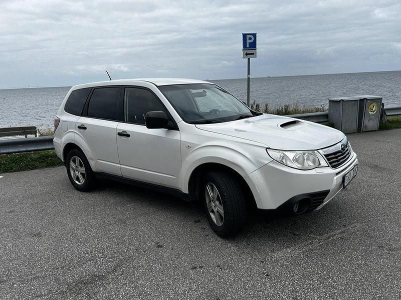 Vit Begagnad 2010 Subaru Forester SUV | 38 000 kr (Marknadspris) - Bild 1/4