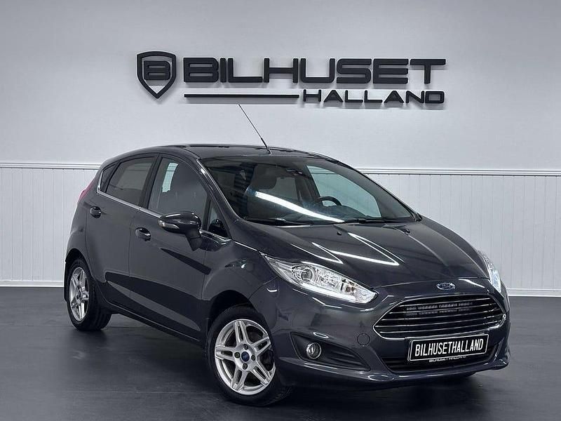 Grå Begagnad 2014 Ford Fiesta Titanium Halvkombi | 74 900 kr (Marknadspris) - Bild 1/4