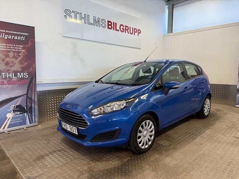 Blå Begagnad 2013 Ford Fiesta Trend Halvkombi | 74 900 kr (Marknadspris) - Bild 1/4