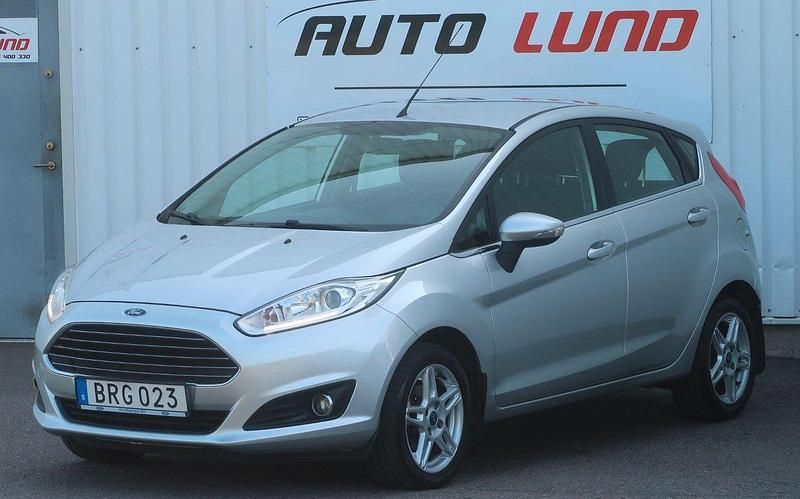 Grå (gråmetallic) Begagnad 2014 Ford Fiesta Titanium Halvkombi | 39 900 kr (Bra pris) - Bild 1/4