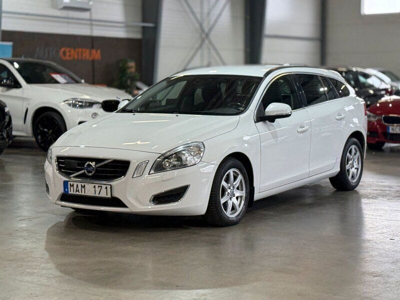 Vit Begagnad 2011 Volvo V60 Momentum Kombi | 69 900 kr (Marknadspris) - Bild 1/4