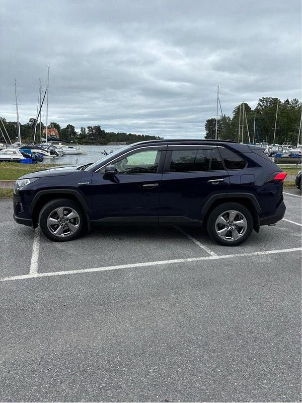 Blå Begagnad 2019 Toyota RAV4 Hybrid Executive SUV | 300 000 kr (Marknadspris) - Bild 1/4