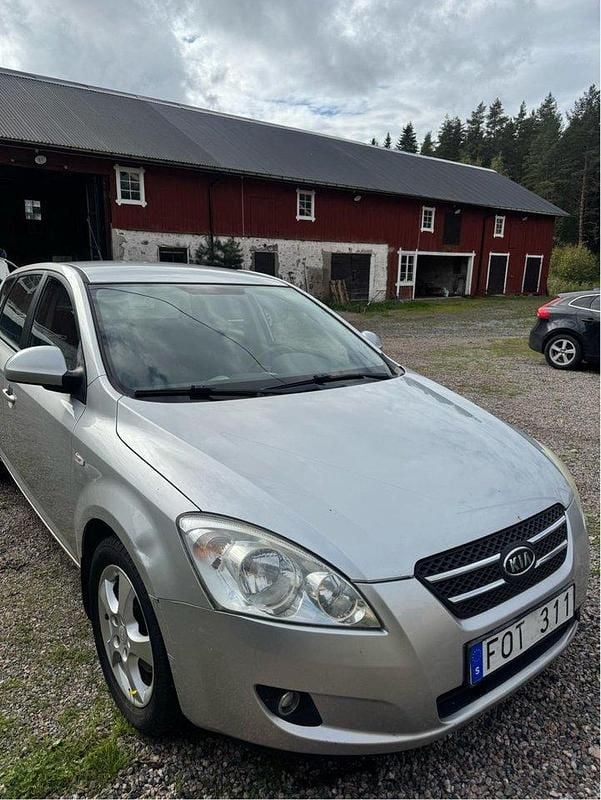 Silver Begagnad 2007 Kia Ceed 4 Halvkombi | 23 000 kr (Bra pris) - Bild 1/4