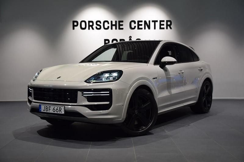 Grå (brown) Ny 2025 Porsche Cayenne Turbo E-Hybrid SUV | 2 422 700 kr - Bild 1/4