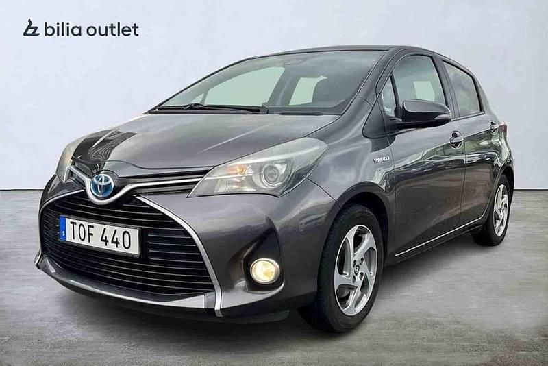 Grå Begagnad 2016 Toyota Yaris Hybrid Halvkombi | 119 900 kr (Marknadspris) - Bild 1/1