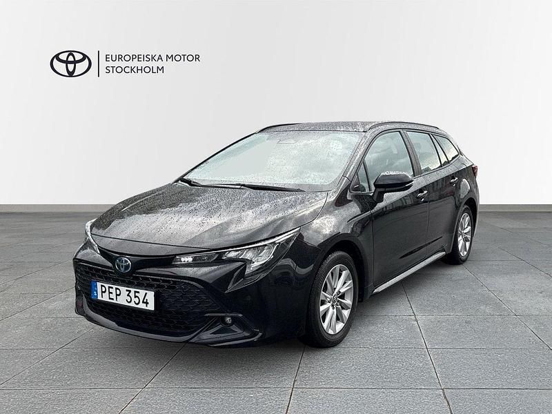 Svart Begagnad 2023 Toyota Corolla Active Kombi | 274 899 kr (Marknadspris) - Bild 1/3