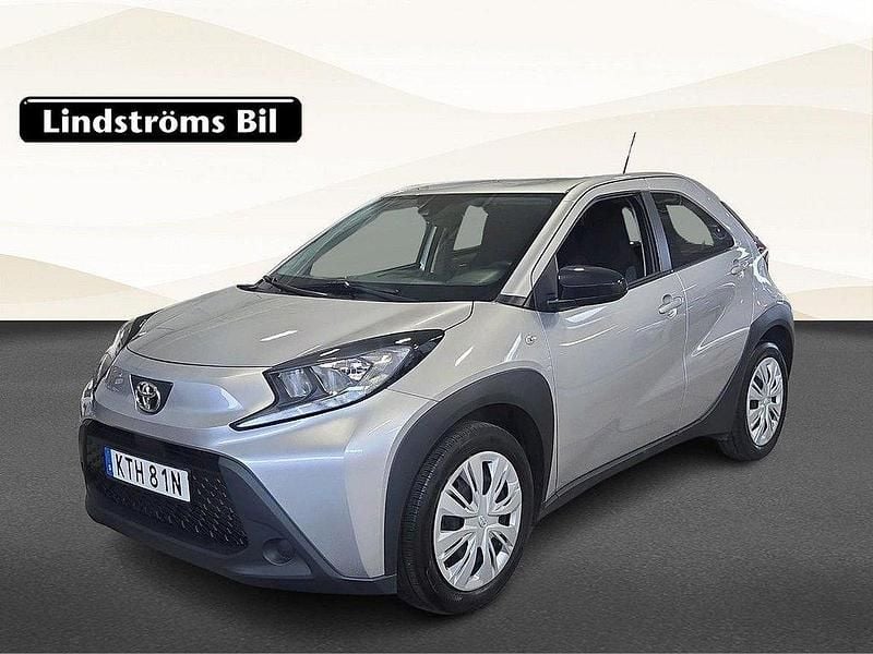 Silver Begagnad 2022 Toyota Aygo Play Halvkombi | 159 900 kr (Marknadspris) - Bild 1/3