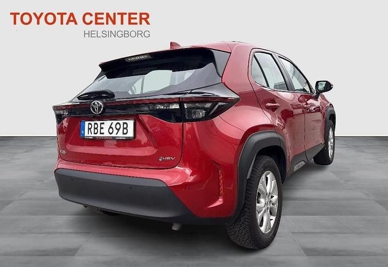 Begagnad Toyota Yaris Hybrid Active 117 HK (86 kW) 2024 Röd