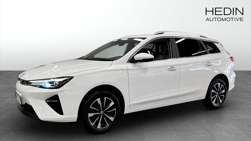Vit (white) Begagnad 2022 MG MG5 EV Comfort Kombi | 209 900 kr - Bild 1/4