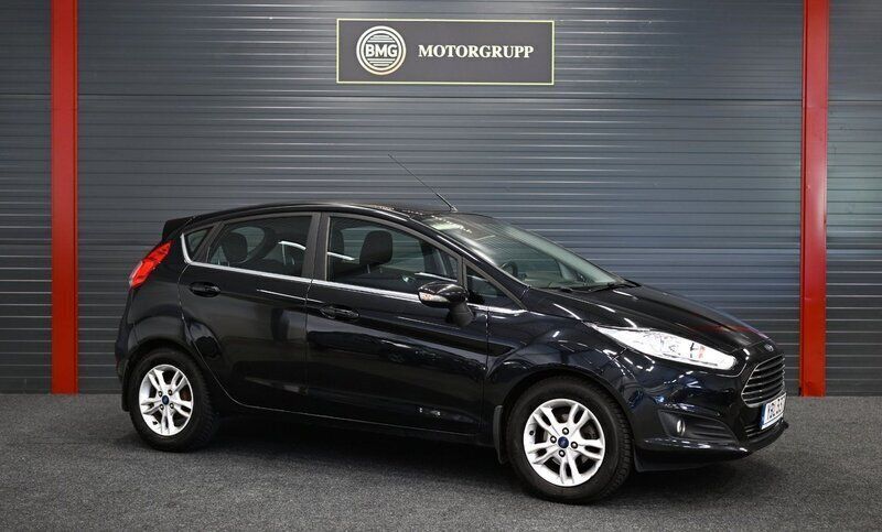 Svart Begagnad 2016 Ford Fiesta Titanium Halvkombi | 72 900 kr (Marknadspris) - Bild 1/4