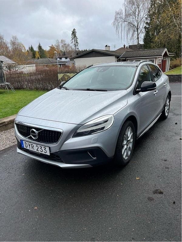 Silver Begagnad 2017 Volvo V40 CC Summum Kombi | 158 900 kr (Marknadspris) - Bild 1/4