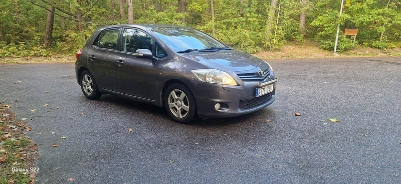 Grå Begagnad 2010 Toyota Auris Halvkombi | 35 000 kr (Marknadspris) - Bild 1/4