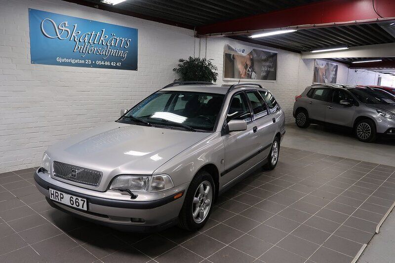 Grå Begagnad 1998 Volvo V40 SE Kombi | 34 000 kr - Bild 1/4