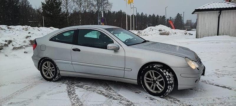 Begagnad Mercedes C200 163 HK (119 kW) 2003 Grey metallic
