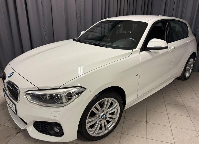 Vit Begagnad 2017 BMW 118 M Sport Halvkombi | 159 900 kr (Marknadspris) - Bild 1/4