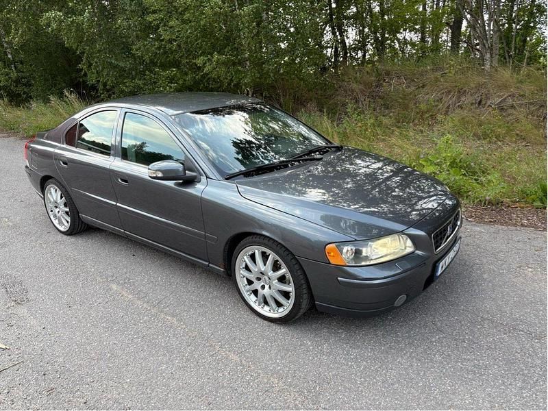 Grå Begagnad 2005 Volvo S60 Sedan | 20 000 kr - Bild 1/4