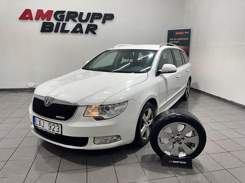 Vit Begagnad 2011 Skoda Superb Ambition Kombi | 54 900 kr (Bra pris) - Bild 1/4