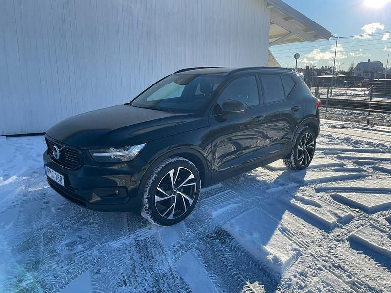 Svart Begagnad 2018 Volvo XC40 R-Design SUV | 269 900 kr (Marknadspris) - Bild 1/4