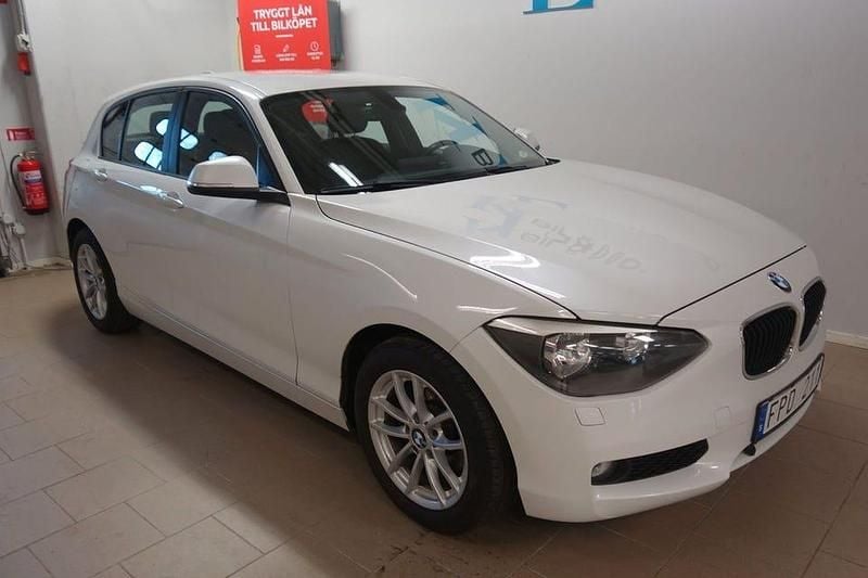 Vit (vit metallic) Begagnad 2013 BMW 118 Halvkombi | 134 900 kr (Marknadspris) - Bild 1/4