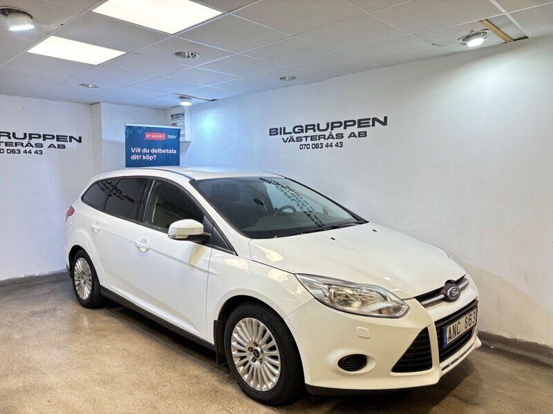 Vit Begagnad 2013 Ford Focus Kombi | 79 900 kr (Marknadspris) - Bild 1/4