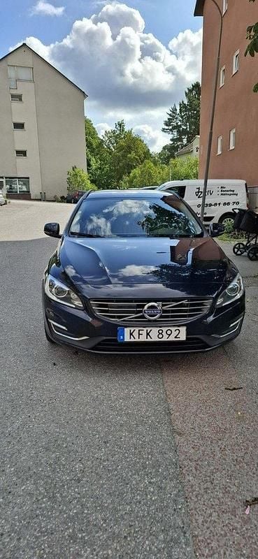 Blå Begagnad 2016 Volvo V60 Momentum Kombi | 187 000 kr (Marknadspris) - Bild 1/4