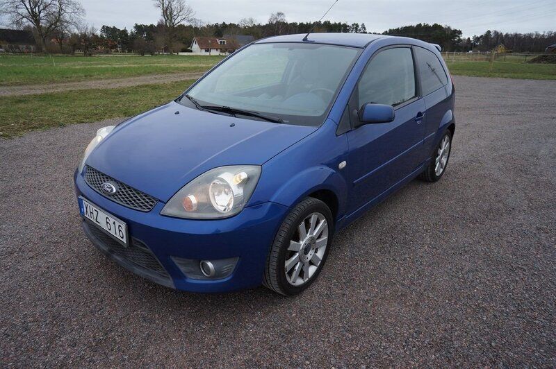Blå Begagnad 2006 Ford Fiesta ST Halvkombi | 49 900 kr (Dyr) - Bild 1/4