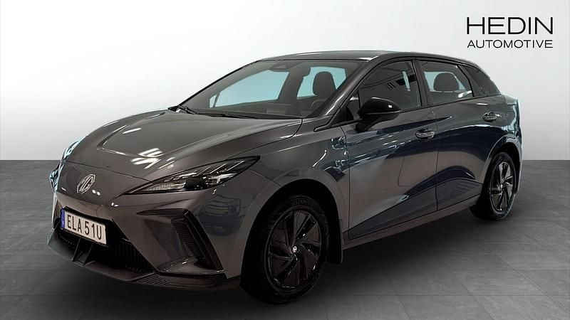 Grå (grey) Begagnad 2023 MG MG4 EV Halvkombi | 259 900 kr (Marknadspris) - Bild 1/4
