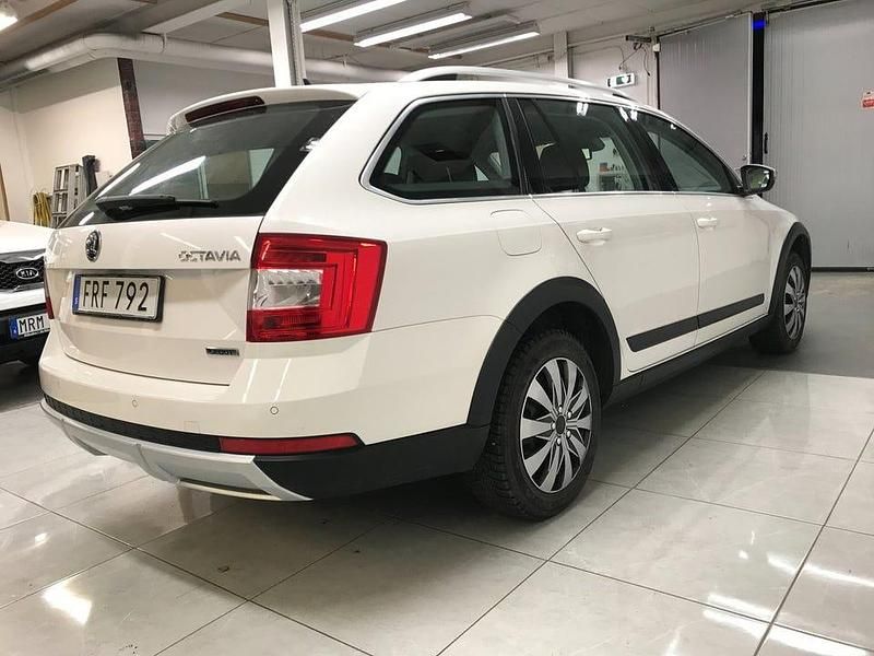 Begagnad Skoda Octavia Scout 184 HK (135 kW) 2015 Vit Kombi