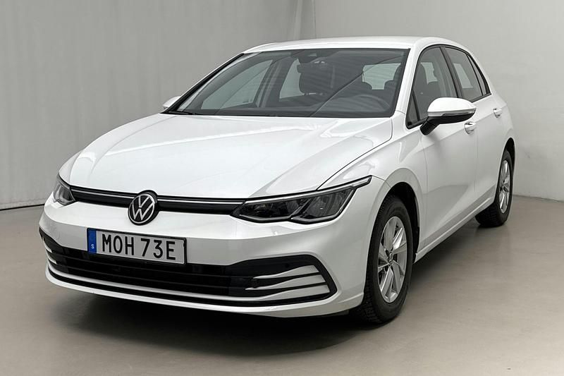 Vit Begagnad 2022 VW Golf VIII | 199 000 kr (Marknadspris) - Bild 1/4